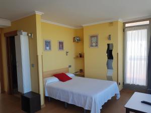 A bed or beds in a room at Apartamentos Maradentro