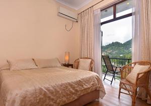 1 dormitorio con 1 cama y balcón con vistas. en Villa 49, en Kandy