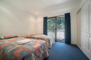 Avoca Beach Hotel客房内的一张或多张床位