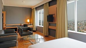 En TV eller et underholdningssystem på Hotel KIMAYA Slipi Jakarta By HARRIS