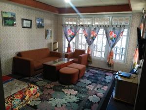 Posezení v ubytování Homestay HUMAIRA DIENG villa full house 3 kamar,6 bed,dapur,ruang tamu,balkon,parkir,wifi