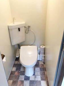 福岡市にあるRapport Kukomae 207のタイルフロアのバスルーム(トイレ付)