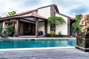 a villa with a swimming pool and a house at Pondok Baruna Frangipani in Nusa Lembongan