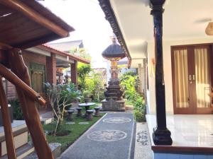 a courtyard with a fountain in the middle of a house at Twins Homestay in Canggu +14 photos