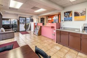 Dapur atau dapur kecil di Motel 6-Arlington, TX - UTA