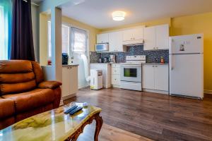 una cucina con divano e tavolo in una camera di 2314 Rue Duff Court a Montréal