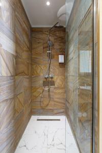 uma casa de banho com chuveiro e paredes de madeira em Shera Park Boutique Hotel em Almaty