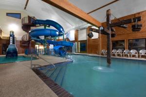 uma grande piscina com escorrega aquático em Days Inn by Wyndham Mitchell SD em Mitchell