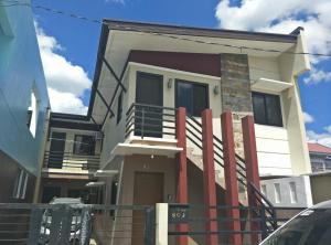 una casa con una valla delante de ella en Fully Furnished Apartment with Netflix and Wifi en Batangas