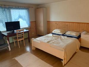Ένα ή περισσότερα κρεβάτια σε δωμάτιο στο Basic Finland house with big garden