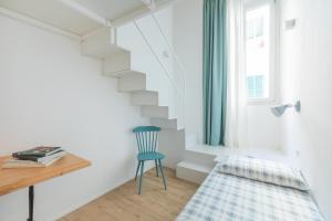 Zimmer mit einer Treppe, einem Stuhl und einem Schreibtisch in der Unterkunft Mini appartamento Colosseo in Rom