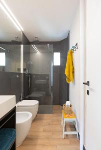 ein Badezimmer mit einer Badewanne, einem WC und einem Waschbecken in der Unterkunft Mini appartamento Colosseo in Rom