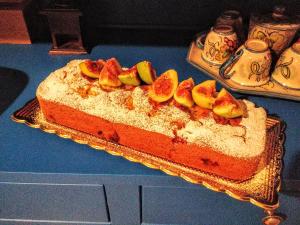 a cake with oranges on top on a table at B&B Nereidi in Melito di Porto Salvo