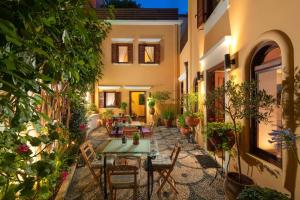 un patio con mesa, sillas y plantas en Rodos Niohori Elite Suites Boutique Hotel en Rodas