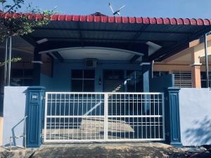 un cancello bianco davanti a una casa di Abg Long Fadhil Homestay a Sungai Petani