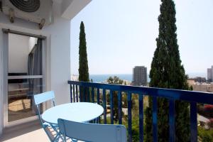 een balkon met een tafel en stoelen en uitzicht bij White Arches Apt #1 by TrulyCyprus in Limassol