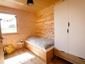 a bedroom in a log cabin with a bed at Ferienhaus zum See in Reichenau