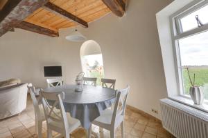 a dining room with a round table and chairs at Het Torentje van Trips in Tripscompagnie