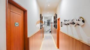 日惹The Cabin Tugu Hostel的走廊上设有橙色和白色的墙壁 更多2张照片