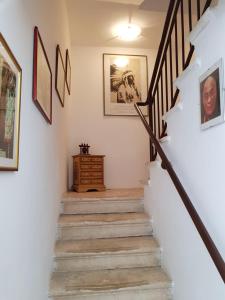 una scala in una casa con quadri alle pareti di Apartment Noemi a Medulin