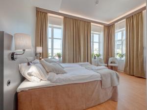 Postel nebo postele na pokoji v ubytování Hamnhotellet