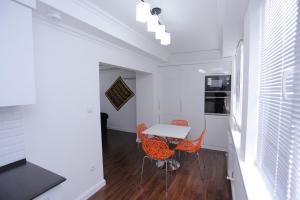 Kuchyň nebo kuchyňský kout v ubytování Overlooking Registan Square Luxury 2 Bedrooms Apartment + 10 fotografií