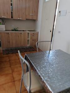 una cucina con tavolo, sedie e frigorifero di Vivi Vicenza a Vicenza