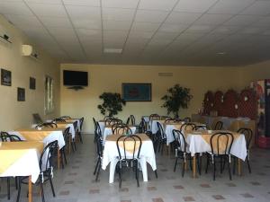 een rij tafels en stoelen in een kamer bij B&B Baia dello Stretto in Gallico Marina