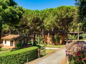 una casa con una puerta y un jardín en Residence Ristorante Il Paradiso, en Guardistallo