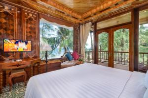 Postel nebo postele na pokoji v ubytování Coco Palm Beach Resort