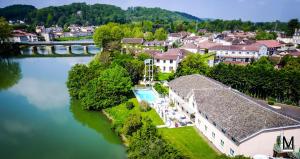 - une vue aérienne sur une maison à côté d'une rivière dans l'établissement N'Atura Hôtel, à Aire-sur-lʼAdour