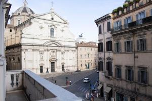 uitzicht op een straat in een stad met gebouwen bij Le Quattro Dame Luxury Suites in Rome