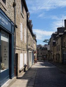 an empty street in a city with buildings at L'atelier d'artiste charmant T2 centre historique in Dinan