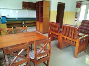 Dapur atau dapur kecil di Happy Sedi Lodge