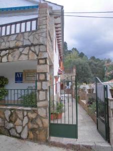 un accès à un bâtiment avec une porte dans l'établissement Apartamentos Sevilla, à Arroyo Frío