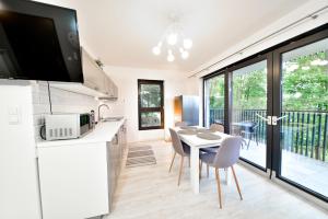 Kuchyň nebo kuchyňský kout v ubytování Apartament Szarotka - Apartamentuj