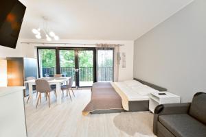 sypialnia z łóżkiem i jadalnią w obiekcie Apartament Szarotka - Apartamentuj w mieście Karpacz +13 zdjęć