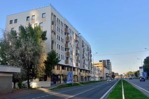 uma rua com um edifício ao lado de uma estrada em More Than Hotel & Accommodation em Bratislava