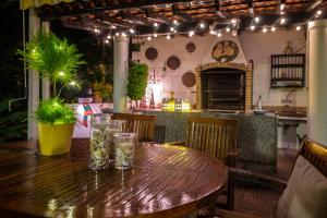 una mesa de madera en un restaurante con luces encendidas en Penthause Apartment Villa Rosalva, en Puerto de la Cruz