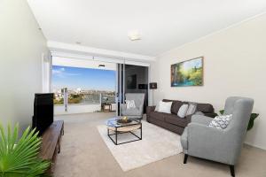 Amazing River View - 3 Bedroom Apartment - Brisbane CBD - Netflix - Fast Wifi - Carpark في بريزبين: غرفة معيشة مع أريكة وتلفزيون