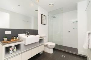Amazing River View - 3 Bedroom Apartment - Brisbane CBD - Netflix - Fast Wifi - Carpark的一间浴室