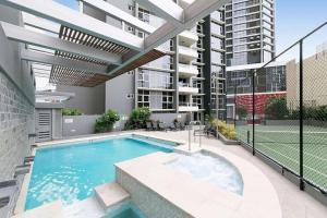 Amazing River View - 3 Bedroom Apartment - Brisbane CBD - Netflix - Fast Wifi - Carpark في بريزبين: مسبح وسط مبنى