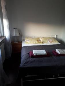 ein Schlafzimmer mit einem Bett mit zwei Handtüchern darauf in der Unterkunft Kwatera Jolanta in Lyck