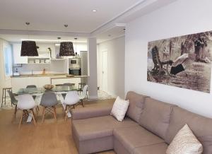 uma sala de estar com um sofá e uma mesa em QUATRE CASAS em Ourense