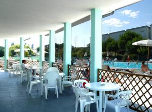 Bazén v ubytování Long Beach Village Residence sul mare spiaggia privata inclusa nebo v jeho okolí