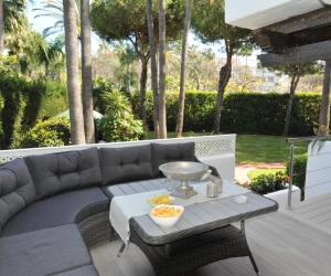 un patio con sofá y mesa en Luxury apartment in La Isla, Puerto Banus, en Marbella