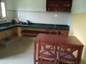 Dapur atau dapur kecil di Happy Sedi Lodge