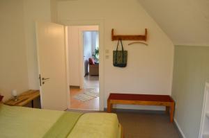 1 dormitorio con cama, mesa y puerta en Ferienwohnung Frings in Havixbeck, en Havixbeck