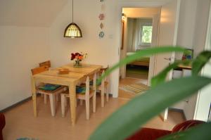 una mesa de comedor con sillas y un jarrón de flores en Ferienwohnung Frings in Havixbeck, en Havixbeck