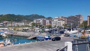 einen Yachthafen mit Autos, die im Wasser und in den Gebäuden geparkt sind in der Unterkunft SOLIDEA BNB in Salerno